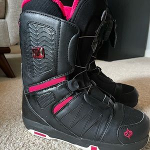 Snowboarding boots
